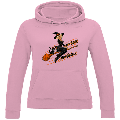 JA Hexenregeln – Damen-Hoodie in Babyrosa, Vorderansicht, Frontdruck: Pin-up-Hexe auf dem Besen: „Mein Besen. Meine Regeln.“
