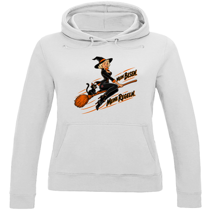 JA Hexenregeln – Damen-Hoodie in Arktisweiß, Vorderansicht, Frontdruck: Pin-up-Hexe auf dem Besen: „Mein Besen. Meine Regeln.“