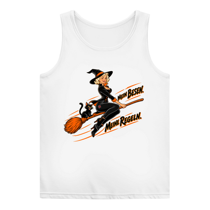 JA Hexenregeln – Damen-Tanktop in Weiß, Vorderansicht, Frontdruck: Pin-up-Hexe auf dem Besen: „Mein Besen. Meine Regeln.“