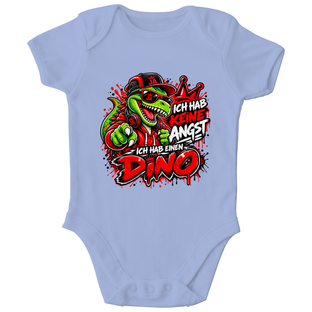 JA Ich habe keine Angst – Baby-Body in Taubenblau, Vorderansicht, Frontdruck: Mutmacher-Dino: „Ich hab keine Angst. Ich hab einen Dino.“