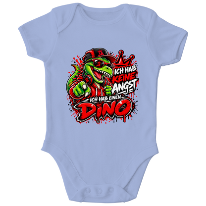 JA Ich habe keine Angst – Baby-Body in Taubenblau, Vorderansicht, Frontdruck: Mutmacher-Dino: „Ich hab keine Angst. Ich hab einen Dino.“
