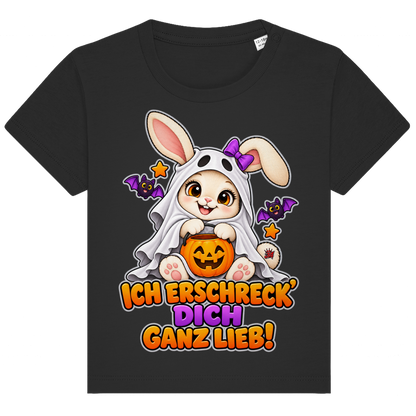JA Kuschelspuk – Baby-T-Shirt in Schwarz, Vorderansicht, Frontdruck: Häschen im Gespensterkostüm: „Ich erschreck dich ganz lieb!“