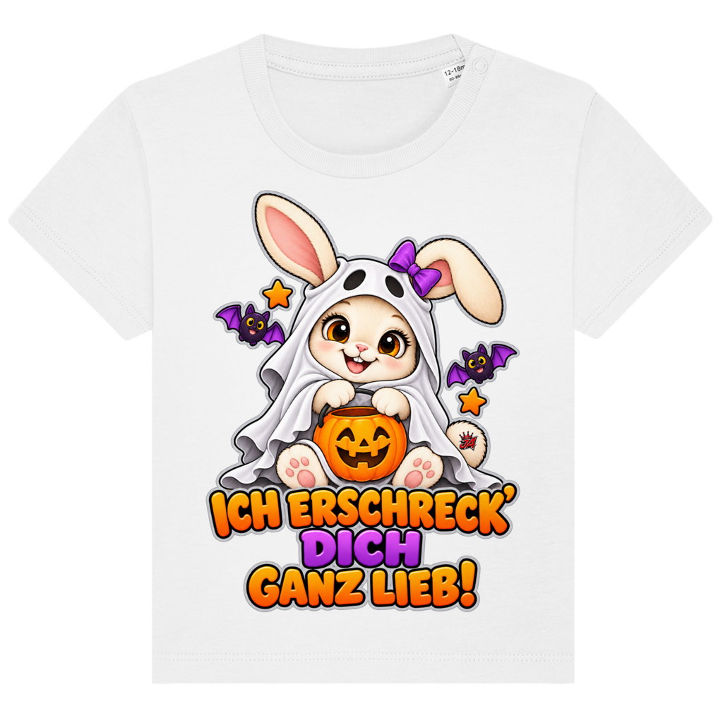 JA Kuschelspuk – Baby-T-Shirt in Weiß, Vorderansicht, Frontdruck: Häschen im Gespensterkostüm: „Ich erschreck dich ganz lieb!“