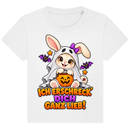 JA Kuschelspuk – Baby-T-Shirt in Weiß, Vorderansicht, Frontdruck: Häschen im Gespensterkostüm: „Ich erschreck dich ganz lieb!“