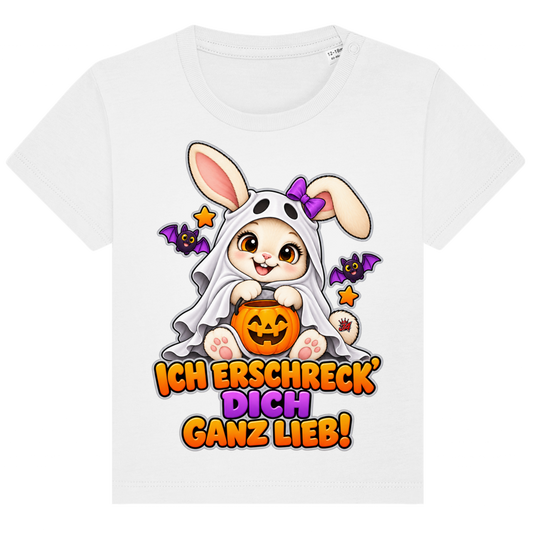 JA Kuschelspuk – Baby-T-Shirt in Weiß, Vorderansicht, Frontdruck: Häschen im Gespensterkostüm: „Ich erschreck dich ganz lieb!“