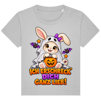 JA Kuschelspuk – Baby-T-Shirt in Grau meliert, Vorderansicht, Frontdruck: Häschen im Gespensterkostüm: „Ich erschreck dich ganz lieb!“