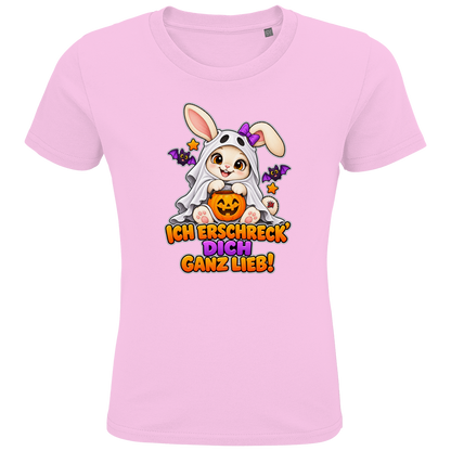 JA Kuschelspuk – Kinder-T-Shirt in Zartrosa, Vorderansicht, Frontdruck: Häschen im Gespensterkostüm: „Ich erschreck dich ganz lieb!“
