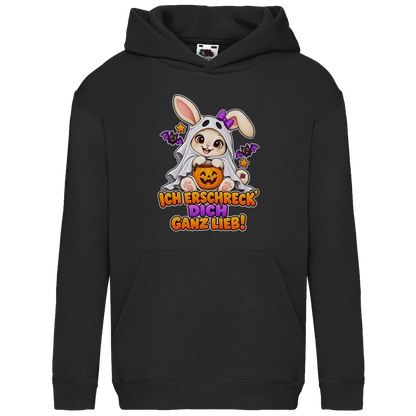JA Kuschelspuk – Kinder-Hoodie in Schwarz, Vorderansicht, Frontdruck: Häschen im Gespensterkostüm: „Ich erschreck dich ganz lieb!“