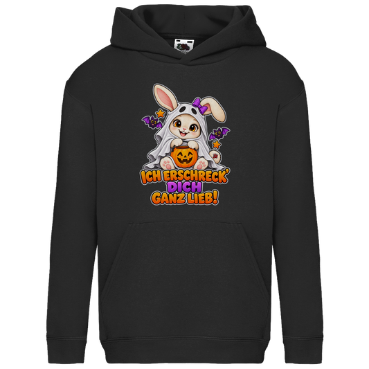 JA Kuschelspuk – Kinder-Hoodie in Schwarz, Vorderansicht, Frontdruck: Häschen im Gespensterkostüm: „Ich erschreck dich ganz lieb!“
