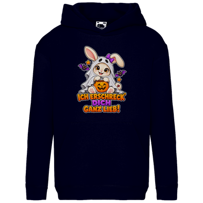 JA Kuschelspuk – Kinder-Hoodie in Dunkles Marineblau, Vorderansicht, Frontdruck: Häschen im Gespensterkostüm: „Ich erschreck dich ganz lieb!“