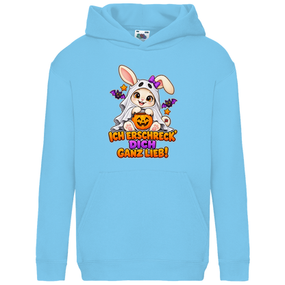 JA Kuschelspuk – Kinder-Hoodie in Himmelblau, Vorderansicht, Frontdruck: Häschen im Gespensterkostüm: „Ich erschreck dich ganz lieb!“