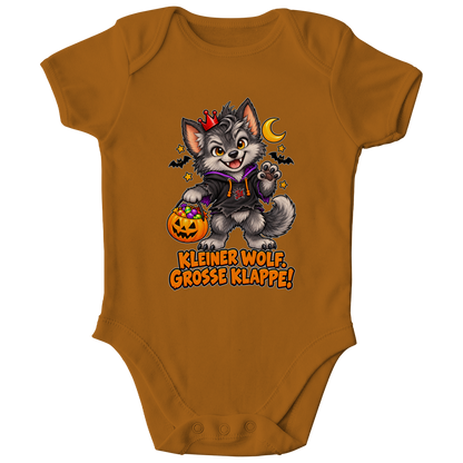 JA Klappenwolf – Baby-Body in Toffee, Vorderansicht, Frontdruck: Werwolf-Welpe mit Krone: „Kleiner Wolf. Große Klappe!“