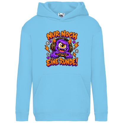 JA Monster Gamer – Kinder-Hoodie in Himmelblau, Vorderansicht, Frontdruck: Gaming-Monster mit Controller: „Nur noch eine Runde!“