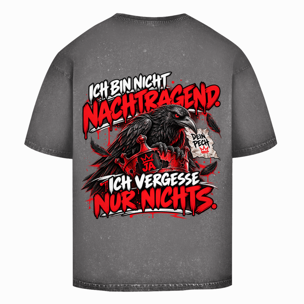 JA Ich vergesse nichts – Oversize-Washed-Shirt in Asphaltgrau, Rückansicht, Rückendruck: Rabe auf roter Krone: „Ich bin nicht nachtragend. Ich vergesse nur nichts.“