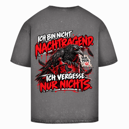 JA Ich vergesse nichts – Oversize-Washed-Shirt in Asphaltgrau, Rückansicht, Rückendruck: Rabe auf roter Krone: „Ich bin nicht nachtragend. Ich vergesse nur nichts.“