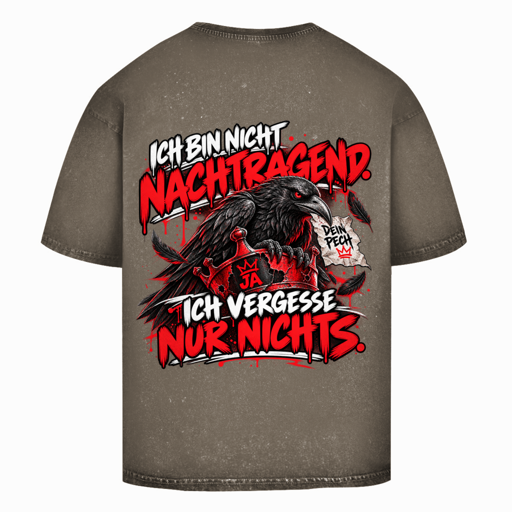 JA Ich vergesse nichts – Oversize-Washed-Shirt in Dunkelkhaki, Rückansicht, Rückendruck: Rabe auf roter Krone: „Ich bin nicht nachtragend. Ich vergesse nur nichts.“