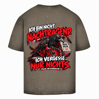 JA Ich vergesse nichts – Oversize-Washed-Shirt in Dunkelkhaki, Rückansicht, Rückendruck: Rabe auf roter Krone: „Ich bin nicht nachtragend. Ich vergesse nur nichts.“