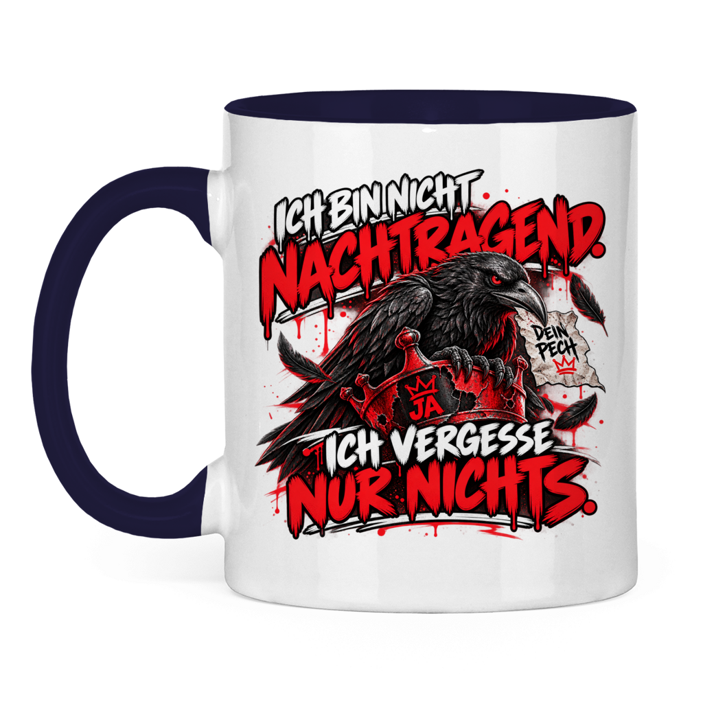 JA Ich vergesse nichts – Tasse in Marineblau, Vorderansicht, Aufdruck: Rabe auf roter Krone: „Ich bin nicht nachtragend. Ich vergesse nur nichts.“
