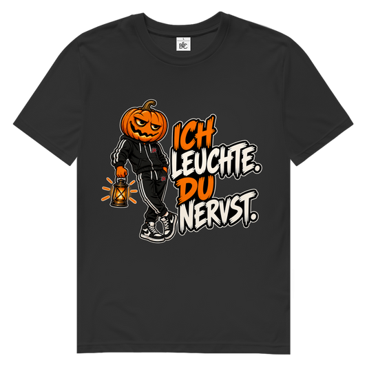 JA Ich leuchte – Herren-Bio-T-Shirt in Schwarz, Vorderansicht, Frontdruck: Kürbiskopf mit Laterne und Spruch „Ich leuchte. Du nervst.“