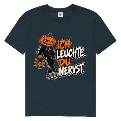 JA Ich leuchte – Herren-Bio-T-Shirt in Dunkelgrau, Vorderansicht, Frontdruck: Kürbiskopf mit Laterne und Spruch „Ich leuchte. Du nervst.“