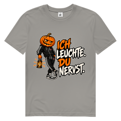 JA Ich leuchte – Herren-Bio-T-Shirt in Hellgrau, Vorderansicht, Frontdruck: Kürbiskopf mit Laterne und Spruch „Ich leuchte. Du nervst.“