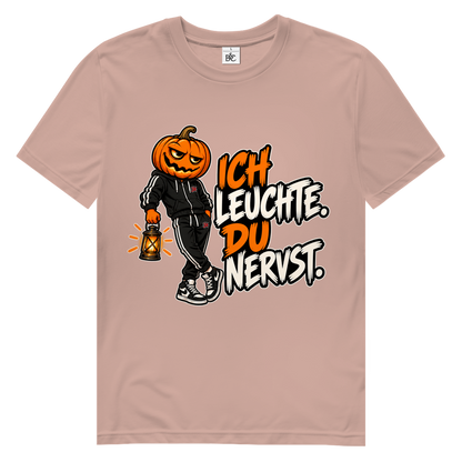 JA Ich leuchte – Herren-Bio-T-Shirt in Altrosa, Vorderansicht, Frontdruck: Kürbiskopf mit Laterne und Spruch „Ich leuchte. Du nervst.“