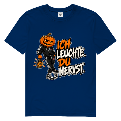 JA Ich leuchte – Herren-Bio-T-Shirt in Marineblau, Vorderansicht, Frontdruck: Kürbiskopf mit Laterne und Spruch „Ich leuchte. Du nervst.“