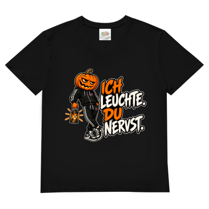 JA Ich leuchte – Herren-V-Neck-Shirt in Schwarz, Vorderansicht, Frontdruck: Kürbiskopf mit Laterne und Spruch „Ich leuchte. Du nervst.“