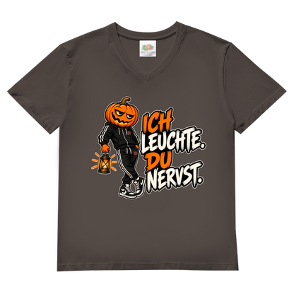 JA Ich leuchte – Herren-V-Neck-Shirt in Hellgraphit, Vorderansicht, Frontdruck: Kürbiskopf mit Laterne und Spruch „Ich leuchte. Du nervst.“