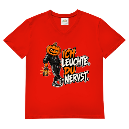 JA Ich leuchte – Herren-V-Neck-Shirt in Rot, Vorderansicht, Frontdruck: Kürbiskopf mit Laterne und Spruch „Ich leuchte. Du nervst.“