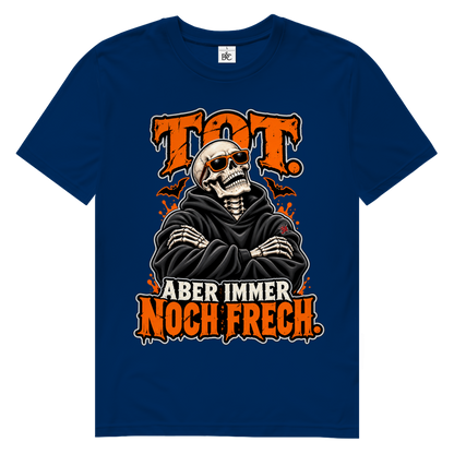 JA Knochenfrech – Herren-Bio-T-Shirt in Marineblau, Vorderansicht, Frontdruck: Skelett mit Sonnenbrille: „Tot. Aber immer noch frech.“ in Orange