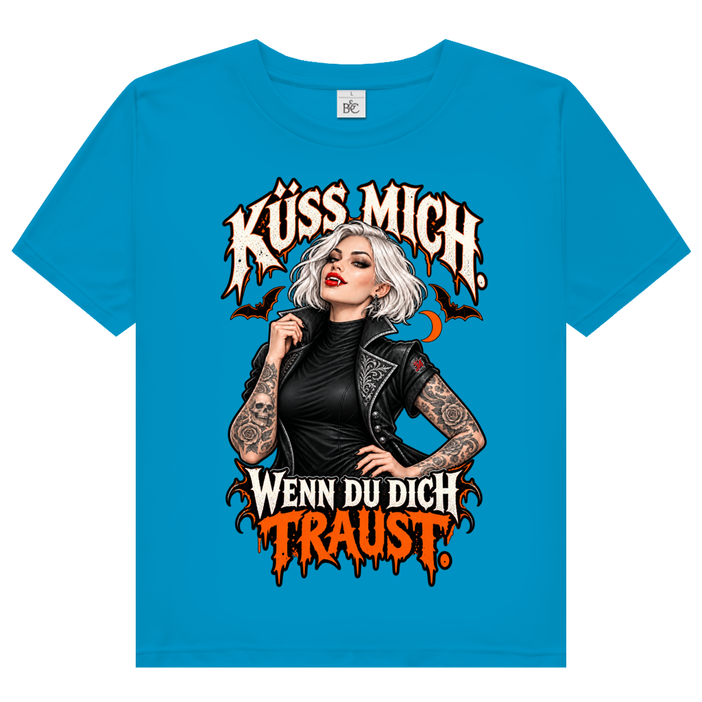 JA Kussbiss – Damen-Bio-T-Shirt in Atollblau, Vorderansicht, Frontdruck: Vampirin mit Tattoos und Spruch „Küss mich. Wenn du dich traust.“