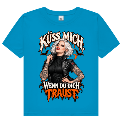 JA Kussbiss – Damen-Bio-T-Shirt in Atollblau, Vorderansicht, Frontdruck: Vampirin mit Tattoos und Spruch „Küss mich. Wenn du dich traust.“