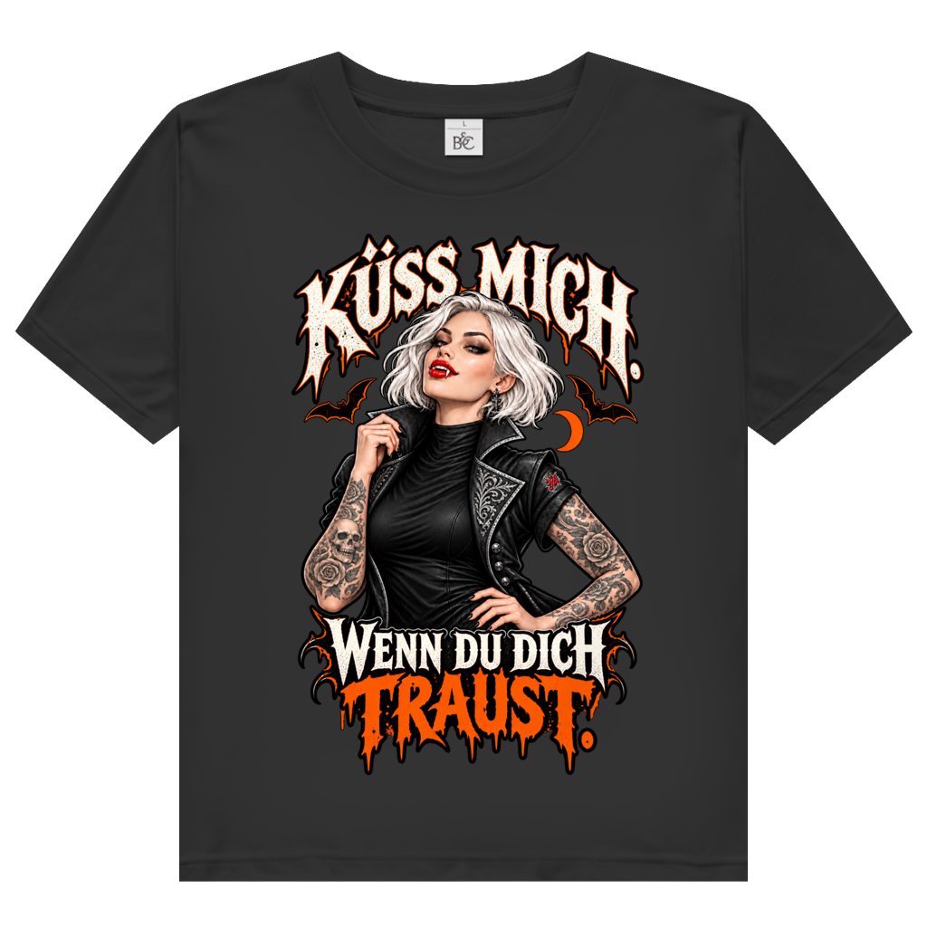JA Kussbiss – Damen-Bio-T-Shirt in Schwarz, Vorderansicht, Frontdruck: Vampirin mit Tattoos und Spruch „Küss mich. Wenn du dich traust.“