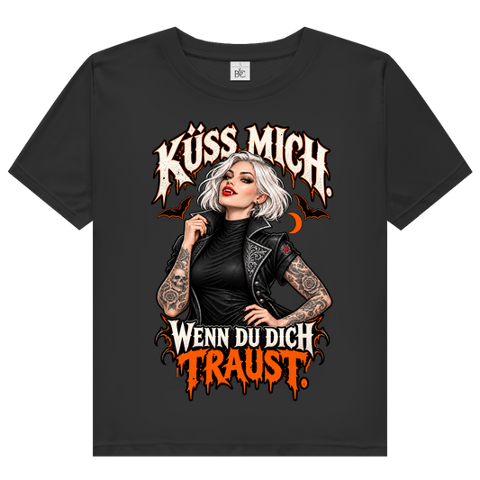 JA Kussbiss – Damen-Bio-T-Shirt in Schwarz, Vorderansicht, Frontdruck: Vampirin mit Tattoos und Spruch „Küss mich. Wenn du dich traust.“
