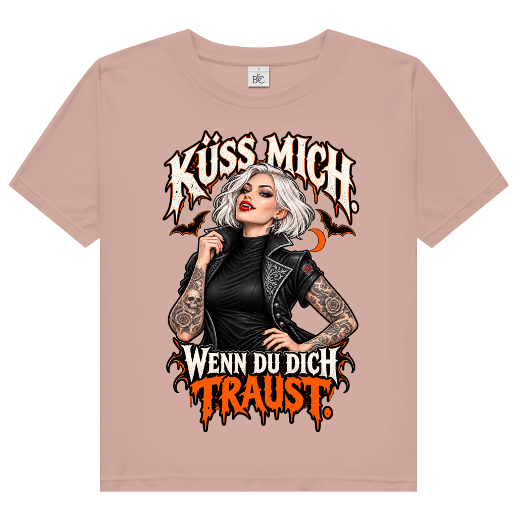 JA Kussbiss – Damen-Bio-T-Shirt in Altrosa, Vorderansicht, Frontdruck: Vampirin mit Tattoos und Spruch „Küss mich. Wenn du dich traust.“