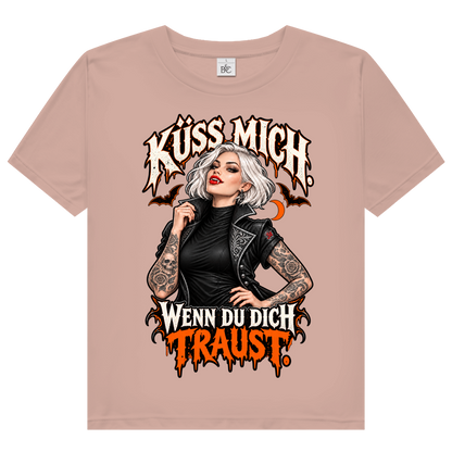 JA Kussbiss – Damen-Bio-T-Shirt in Altrosa, Vorderansicht, Frontdruck: Vampirin mit Tattoos und Spruch „Küss mich. Wenn du dich traust.“