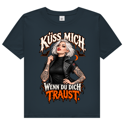 JA Kussbiss – Damen-Bio-T-Shirt in Dunkelgrau, Vorderansicht, Frontdruck: Vampirin mit Tattoos und Spruch „Küss mich. Wenn du dich traust.“