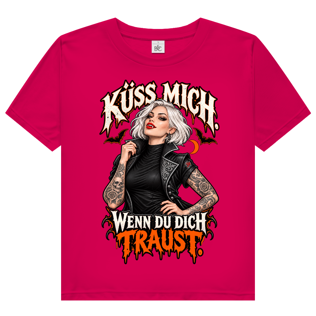JA Kussbiss – Damen-Bio-T-Shirt in Fuchsia, Vorderansicht, Frontdruck: Vampirin mit Tattoos und Spruch „Küss mich. Wenn du dich traust.“