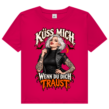 JA Kussbiss – Damen-Bio-T-Shirt in Fuchsia, Vorderansicht, Frontdruck: Vampirin mit Tattoos und Spruch „Küss mich. Wenn du dich traust.“