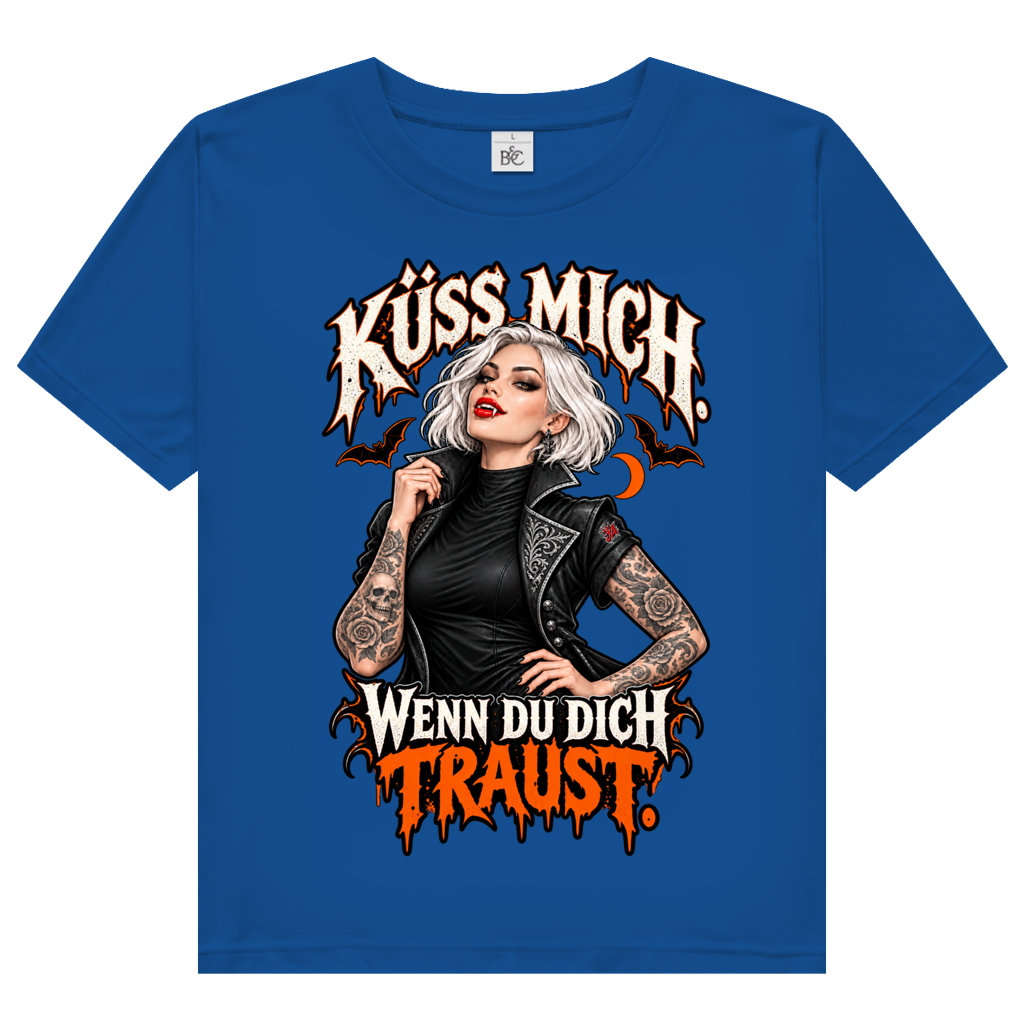 JA Kussbiss – Damen-Bio-T-Shirt in Royalblau, Vorderansicht, Frontdruck: Vampirin mit Tattoos und Spruch „Küss mich. Wenn du dich traust.“
