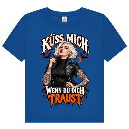 JA Kussbiss – Damen-Bio-T-Shirt in Royalblau, Vorderansicht, Frontdruck: Vampirin mit Tattoos und Spruch „Küss mich. Wenn du dich traust.“