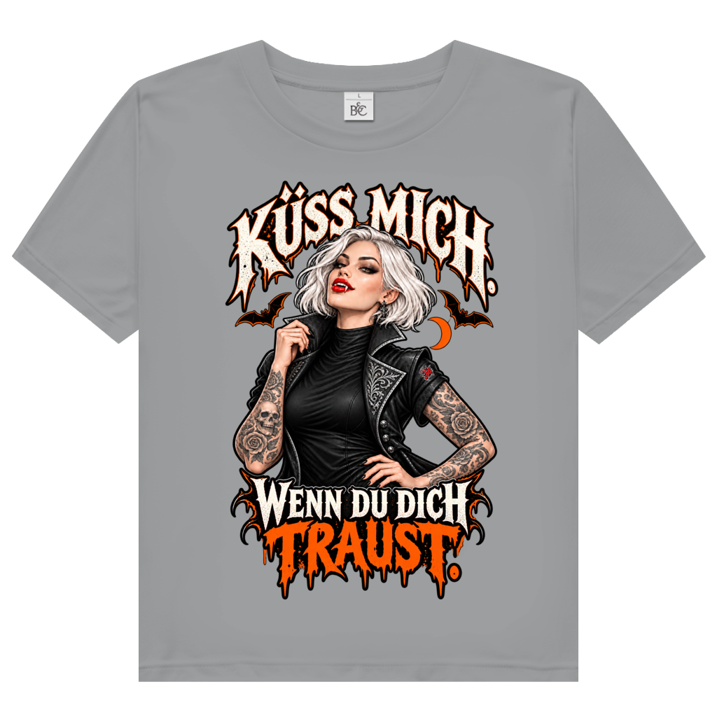 JA Kussbiss – Damen-Bio-T-Shirt in Sportgrau meliert, Vorderansicht, Frontdruck: Vampirin mit Tattoos und Spruch „Küss mich. Wenn du dich traust.“