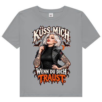 JA Kussbiss – Damen-Bio-T-Shirt in Sportgrau meliert, Vorderansicht, Frontdruck: Vampirin mit Tattoos und Spruch „Küss mich. Wenn du dich traust.“