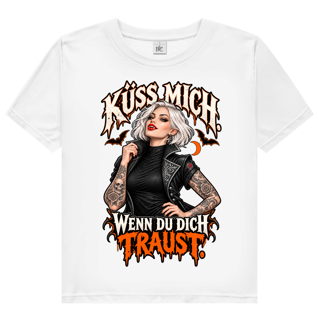 JA Kussbiss – Damen-Bio-T-Shirt in Weiß, Vorderansicht, Frontdruck: Vampirin mit Tattoos und Spruch „Küss mich. Wenn du dich traust.“