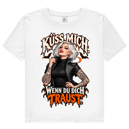 JA Kussbiss – Damen-Bio-T-Shirt in Weiß, Vorderansicht, Frontdruck: Vampirin mit Tattoos und Spruch „Küss mich. Wenn du dich traust.“
