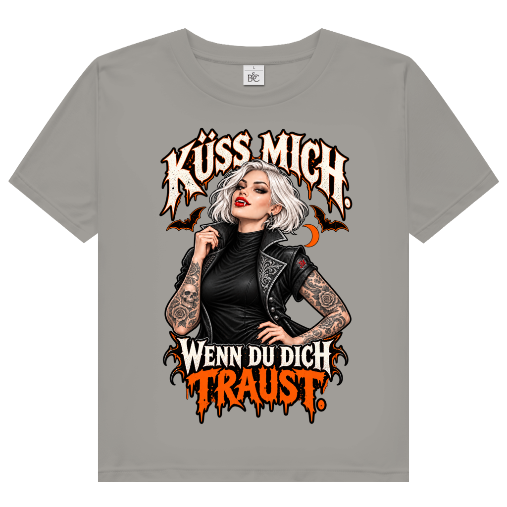 JA Kussbiss – Damen-Bio-T-Shirt in Hellgrau, Vorderansicht, Frontdruck: Vampirin mit Tattoos und Spruch „Küss mich. Wenn du dich traust.“