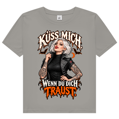 JA Kussbiss – Damen-Bio-T-Shirt in Hellgrau, Vorderansicht, Frontdruck: Vampirin mit Tattoos und Spruch „Küss mich. Wenn du dich traust.“