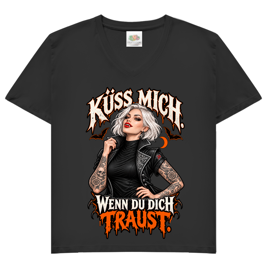 JA Kussbiss – Damen-V-Neck-Shirt in Schwarz, Vorderansicht, Frontdruck: Vampirin mit Tattoos und Spruch „Küss mich. Wenn du dich traust.“