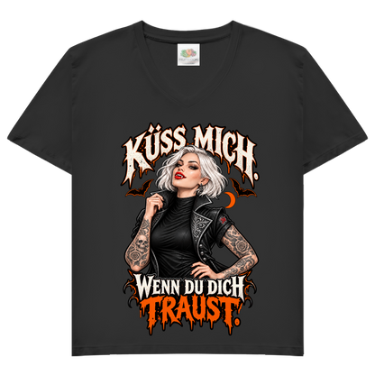 JA Kussbiss – Damen-V-Neck-Shirt in Schwarz, Vorderansicht, Frontdruck: Vampirin mit Tattoos und Spruch „Küss mich. Wenn du dich traust.“